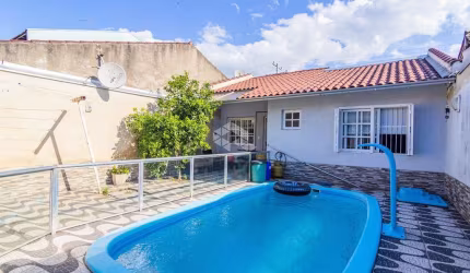 Casa com 02 dormitórios/quartos,área de serviço/lavanderia separada e amplo pátio/terreno.