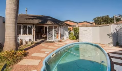 Casa/Sobrado com 4 dormitórios sendo 2 suítes, hidro closet e sacada, pátio, piscina, lareira, 4 vagas. Aceita Financiamento e FGTS. A venda no bairro