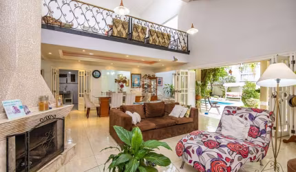 CASA  COM 5 DORMITÓRIOS, SENDO  3 SUÍTES, 6 VAGAS, PISCINA E PÁTIO AMPLO COM JARDIM.