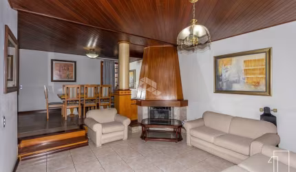 Casa/sobrado de 4 dormitórios sendo 1 suíte com closet e sacada, semi mobiliada. À venda no bairro Nossa Senhora das Graças, aceita financiamento FGTS