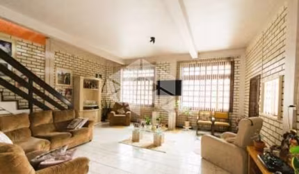 Casa/Sobrado de 4 Dormitórios/Quartos no Bairro São José/Canoas