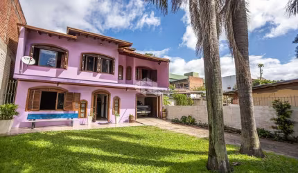 Casa Sobrado com 3 Dormitórios, ampla cozinha, 2 banheiros, salão de festa com churrasqueira, pátio com espaço para piscina. A venda no Bairro Igara-