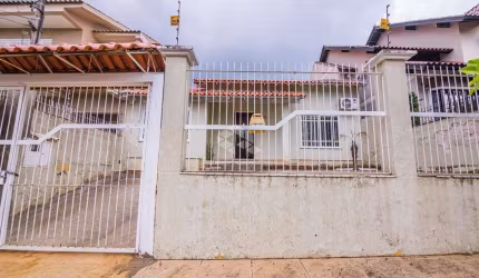 Casa térrea 2 dormitórios, 1 suíte, sala de estar com lareira, cozinha planejada , churrasqueira, piscina, Bairro Moinhos de Vento,Canoas Aceita FGTS