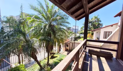 Casa com 3 dormitórios, sendo uma suíte, 259,16m² de área privativa, com churrasqueira, piscina e vaga para 4 carros, no Centro de Esteio/RS.