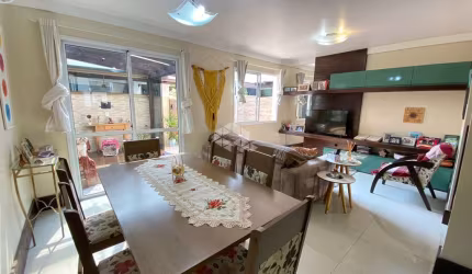Casa em Condomínio fechado, com 3 dormitórios, living dois ambientes, sala de estar e jantar, 2 banheiros sendo uma suíte, churrasqueira, 2 garagens c