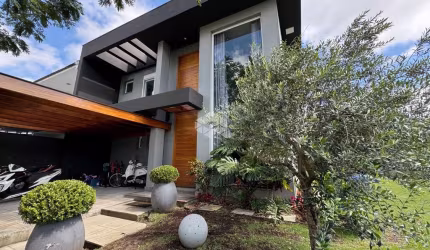 Casa com 3 dormitórios, sendo uma suíte, 2 banheiros, Living estendido, pátio com piscina, no Bairro Estância Velha, em Canoas. Aceita financiamento.