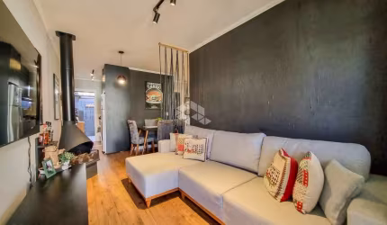 Casa condomínio, 3 dormitórios transformado para 2, living com 3 ambientes, sala de estar, jantar e cozinha, com   lareira, 2 vagas de garagem,
