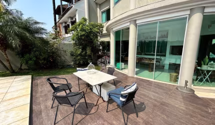 À venda, 4 dormitórios, 3 suítes, lavabo, Sala de estar e jantar, área gourmet com churrasqueira, piscina, energia solar,  claraboia, pátio.