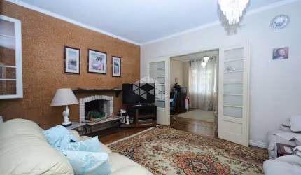 Casa/sobrado, amplo terreno, Medianeira
