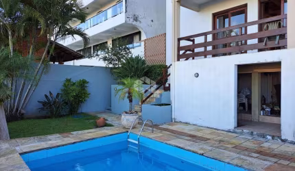 Casa 3 dormitórios, dependência completa, 3 vagas, piscina e linda vista.