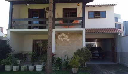 Casa com 3 dormitórios e 4 vagas no bairro Ipanema