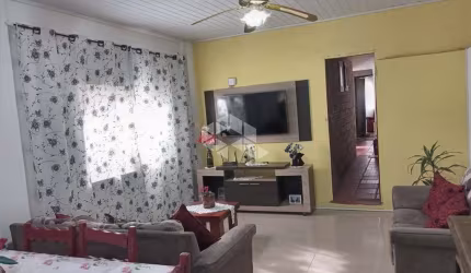 DUAS CASAS EM TERRENO COM 600M2 PRÓX. Á PRAIA DE LAMI em Porto Alegre/RS