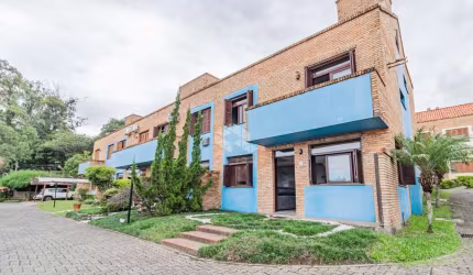 Linda casa 3 dormitórios, 1 suíte em condomínio tranquilo com ampla área verde.