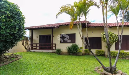Casa de 03 dormitórios, suíte e 205m² no bairro  Harmonia em Canoas