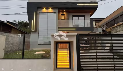 CASA DE ALTO PADRÃO COM 3 SUÍTES