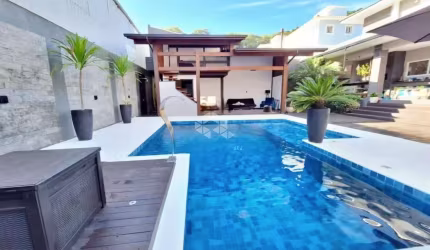 Casa dois pavimentos com Piscina