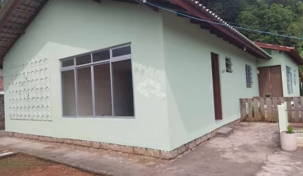 Casa com 03 dormitórios em Florianópolis