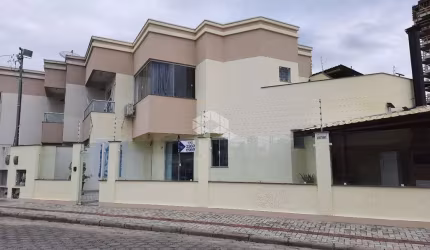 CASA NO BAIRRO PEREQUÊ, EM PORTO BELO, SC, TERRAÇO, CHURRASQUEIRA, 02 DORMITÓRIOS, 01 SUÍTE, 02 VAGAS DE GARAGEM.