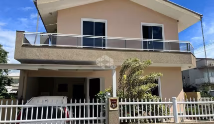Casa com 3 Dormitórios Muito Bem Localizada em Porto Belo/SC
