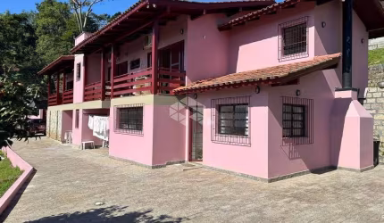 Casa com 327m2 priv, 4 quartos (1 ste), terreno 1.500m2, Córrego Grande, Florianópolis, SC