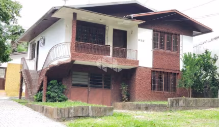 Casa de 2 pavimentos com 3 dormitórios no Bairro Colina Sorriso em Caxias do Sul.