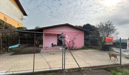 Casa com 70m2, 3 dormitórios, 2 vagas de garagem no bairro Santa Catarina