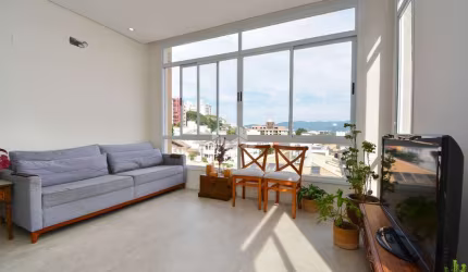 Casa com vista para o mar SEMIMOBILIADA com 4 dormitórios, sendo 4 suítes, 3 vagas de garagem no bairro João Paulo em Florianópolis/SC.