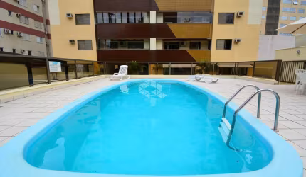 Apartamento com vista para o mar SEMIMOBILIADO com 3 dormitórios, sendo 2 suítes, 1 vaga de garagem no bairro Canto em Florianópolis/SC.