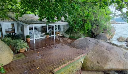 Casa residencial mobiliada com vista para o mar, com 2 dormitórios, sendo 1 suíte, 4 vagas de garagem no bairro Sambaqui em Florianópolis/SC.