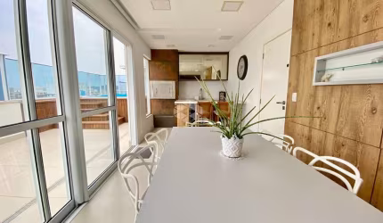 Cobertura com 3 suítes , com 2 vagas, hobby box,, vista para o mar do espaço gourmet com jacuzzi. Praia de Palmas.