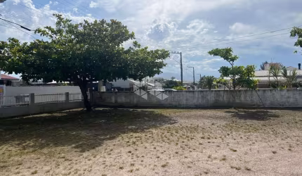 CASA COM TERRENO AMPLO PRÓXIMO ÀS PRAIAS DA PONTA DO PAPAGAIO E PINHEIRA