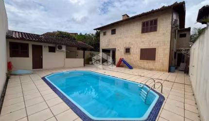 CASA COM 5 QUARTOS SENDO 3 SUÍTES E 2 VAGAS DE GARAGEM NO SANTA MÔNICA FLORIANÓPOLIS/SC