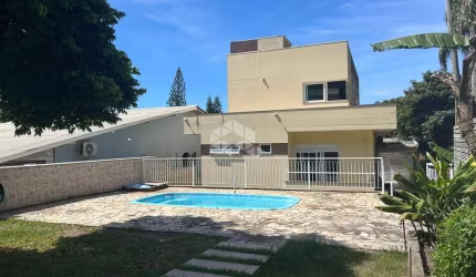 CASA ESPAÇOSA COM 6 QUARTOS, 2 SUÍTES, PISCINA E SALÃO DE FESTAS NO BAIRRO TRINDADE