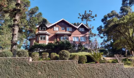 Casa 5 dormitórios/suítes, 700m² privativos, 5 vagas de garagem, no Bairro Planalto