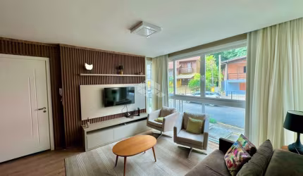 Apartamento 02 suítes, 147m² privativos, no Centro de Gramado, 2 vagas de garagem.