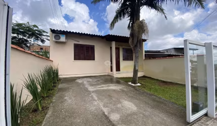 Casa à venda, 2 dormitórios, sala e cozinha, e banhairo. Semi mobiliada. Amplo Pátio, no bairro Colina em Guaíba.