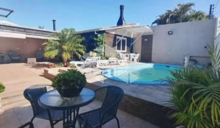 Casa de esquina, com 3 dormitorios, 2 banheiros  e piscina na Estancia Velha.