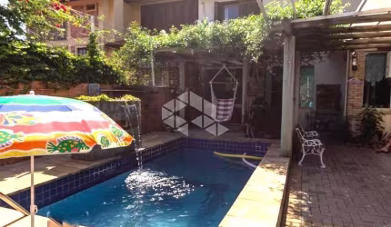 Casa 4 dormitórios com piscina e área de lazer no Jardim Itú Sabará próximo ao Jardim Planalto