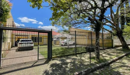 Casa térrea de 3 dormitórios, piscina e pátio em Ipanema próximo da Orla do Guaíba