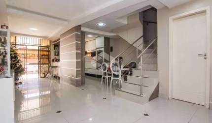 Casa à venda, 4 dormitórios sendo 1 suíte, piscina, 2 vagas, bairro Cristal, zona sul.