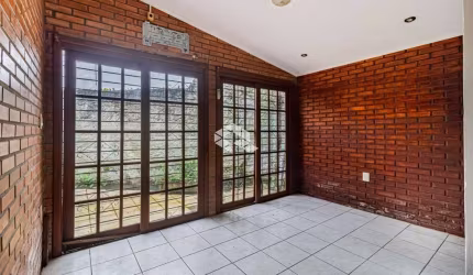 Casa 2 dormitórios, pátio, churrasqueira e 1 vaga de garagem no bairro São João, em Porto Alegre. Aceita financiamento e FGTS .