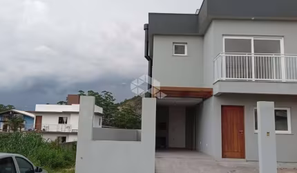 CASA GEMINADA 03 QUARTOS SENDO 01 SUÍTE NO BAIRRO RIO TAVARES - FLORIANÓPOLIS/SC