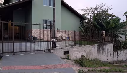 CASA DE 4 DORMITÓRIOS NO BAIRRO POTECAS - SÃO JOSE/ SC