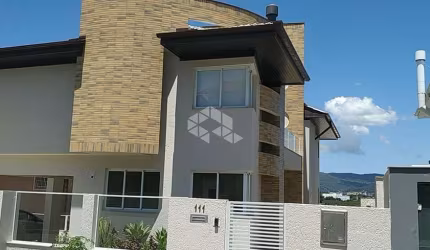CASA DE 4 DORMITÓRIOS NO BAIRRO JOÃO PAULO - FLORIANOPOLIS/SC