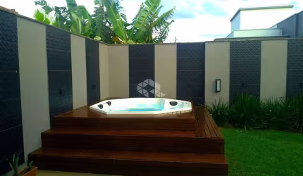 Casa duplex com 03 suítes no Residencial Jardim Cachoeira