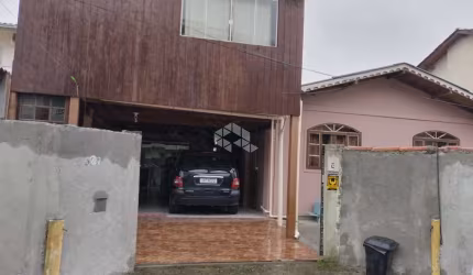 Casa com 3 quartos e + 3 quitinetes nos Ingleses do Rio Vermelho