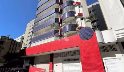 Apartamento 3 dormitórios na Meia Praia com 1 vaga de garagem e mobiliado