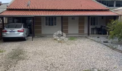 Casa Ampla em Porto Belo, térrea com ótimo espaço interno e externo, 1 suíte mais um banheiro social.