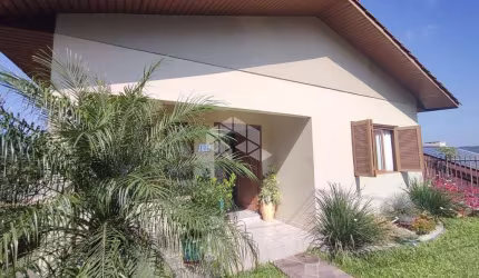 Residência com amplo terreno de 516m²