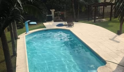 Casa 3 dormitórios, 1 suite, 4 banheiros, 1 escritorio, área de serviço, piscina, aceita financiamento.